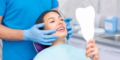 Mladá usmívající se žena u zubaře