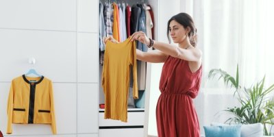 Žena třídí oblečení