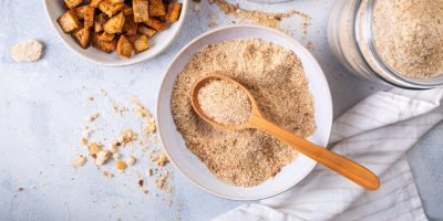 Strouhanka v misce se lžící