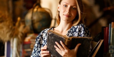 Žena v šatech si čte knihu