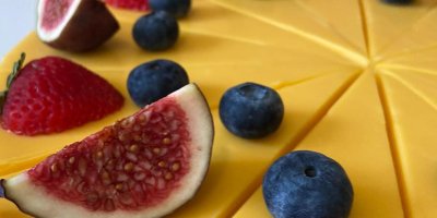 Detail dortu s mangovou polevou a ovocem