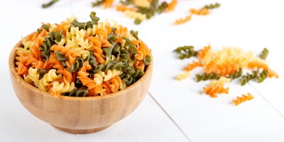 Barevné těstoviny v misce