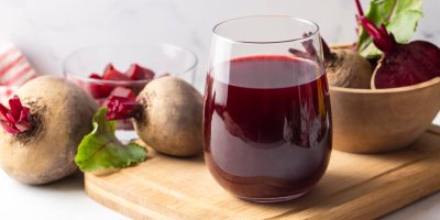 Šťáva z červené řepy, v pozadí řepa