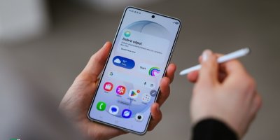 Ruce držící mobilní telefon a dotykové pero