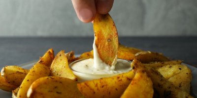 Americké brambory s tatarskou omáčkou