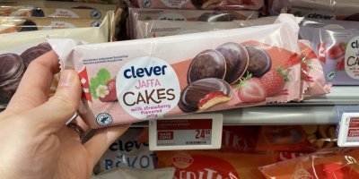 Balení čokopiškotů v rukou