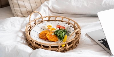 Placičky s vejcem a zeleninou na talíři