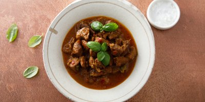 Guláš na bílém talíři