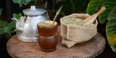  Yerba maté v pytlíku a kovová konvička a kalabasa