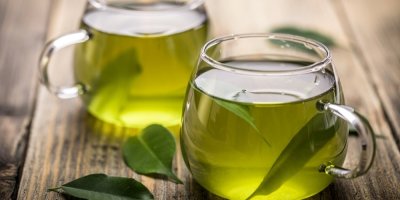 Zelený čaj ve skleněných hrncích