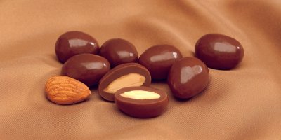 Mandle v čokoládě na béžovém pozadí