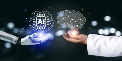 Ruka robota s mozkem AI, lidská ruka s lidským mozkem