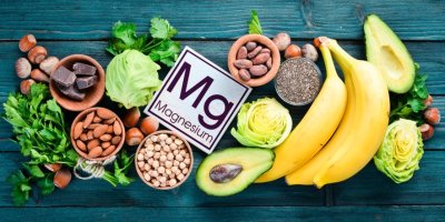 Potraviny na stole obsahující přírodní hořčík