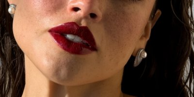 Žena s pihami a tmavě nalíčenými rty