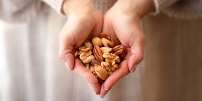 Hromádka různých druhů ořechů v dlaních