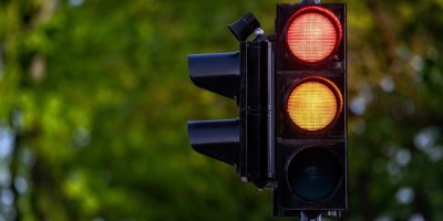 Semafor s červeným a žlutým světlem
