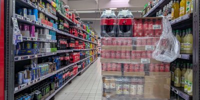 Zabalené nápoje v obchodě