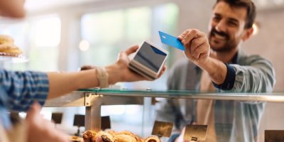 Muž provádí platbu kartou 