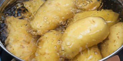 Brambory, které se vaří v hrnci