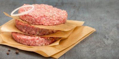 Kousky masa proložené papírem na pečení