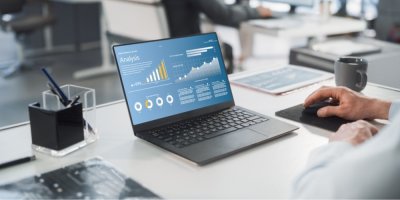 Muž v kanceláři pracuje na notebooku