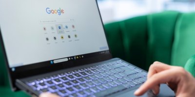 Člověk používá notebook s podsvícenou klávesnicí