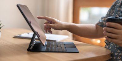 Člověk používá konvertibilní laptop