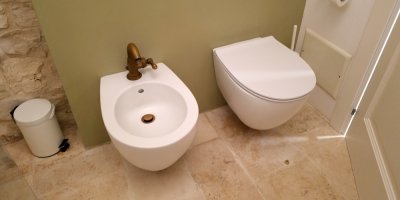 Bidet a záchod v koupelně