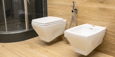 Bidet vedle záchodu v koupelně