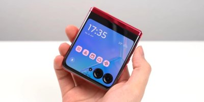 Ruka držící skládací telefon