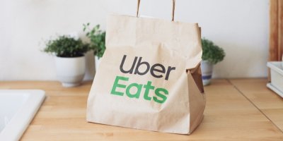 Papírová taška s logem Uber Eats