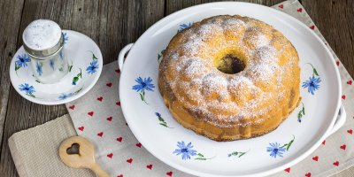 Pocukrovaná bábovka na talíři s květinovým vzorem