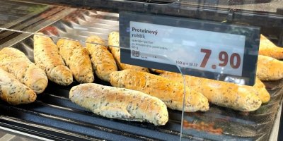 Proteinové rohlíky v supermarketu