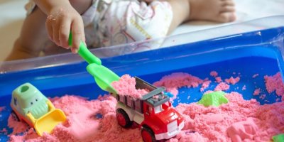 Dítě si hraje s kinetickým pískem