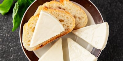 Tavený sýr a chléb na talíři