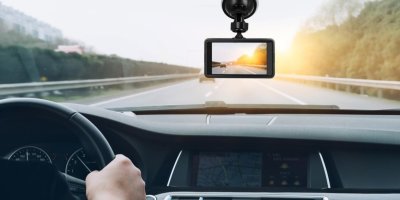 Kamera do auta Sencor SCR 4400, 1999 Kč, dokáže díky širokému 170° úhlu záběru zaznamenat dění před vozidlem a při nárazu do zaparkovaného auta automaticky spustit záznam