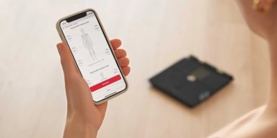 Fitness váha Sencor SBS 9102BK, která stojí zhruba 2999 Kč, kromě klasického vážení ukazuje také podíl tuku, svalové hmoty nebo vody v těle a ukládá výsledky do mobilní aplikace.