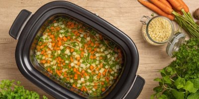 Multifunkční pomalý hrnec Sencor SPR 7200SS, 3699 Kč, má velkou 6 l nádobu a program pro pomalé vaření, takže se hodí právě na dlouze tažené vývary, guláše nebo omáčky