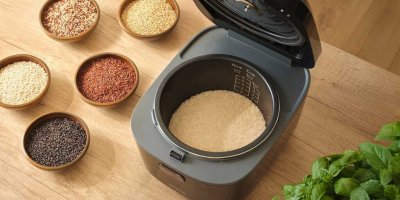 Rýžovar Sencor SRM 3900BK, který stojí přibližně 2999 Kč. Díky přednastaveným programům zvládne připravit basmati, jasmínovou i celozrnnou rýži tak, aby byla nadýchaná a nepřipálila se, a po uvaření ji dokáže ještě dlouho udržet teplou.