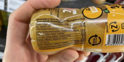 Etiketa na lahvi zázvorového shotu