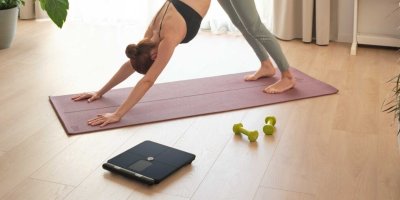 Osobní váha napojená na mobilní aplikaci vám usnadní přehled nad vašim hubnutím. Příkladem je chytrá fitness váha Sencor SBS 9102BK, která stojí přibližně 2999 Kč.