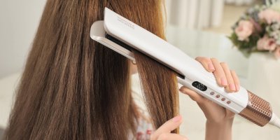 vysokorychlostní žehlička na mokré vlasy Sencor SHI 9100RS Artemiss, dokáže vlasy současně vysušit proudem vzduchu a narovnat je.