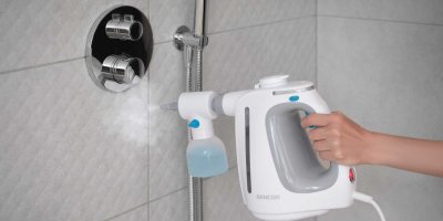 . Praktickým pomocníkem je například ruční parní čistič Sencor SSC 3510WH AQUINO, který se na oficiálním webu výrobce prodává za 1 299 Kč. 