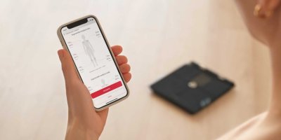 Sencor SBS 9102BK, 2 999 Kč, dokáže kromě hmotnosti změřit také podíl tělesného tuku, svalové hmoty, vody v těle nebo BMI. Díky propojení s mobilní aplikací navíc ukládá historii měření, takže přesně uvidíte, jestli při tréninku nabíráte svaly, nebo jen hubnete tuk. 