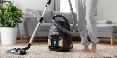 Sáčkový vysavač Sencor SVC 9300BK za 4 999 Kč, který má HEPA H13 filtr zachycující jemný prach a pyl a velmi tichý provoz kolem 59 dB.
