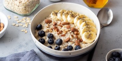 Ovesná kaše s ovocem a ořechy