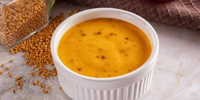 Hořčice v bílé misce