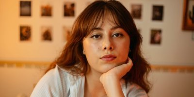 Žena s birkin bangs účesem