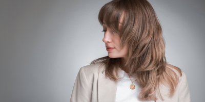 Žena s navrstveným účesem