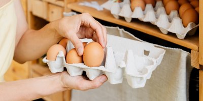 Žena bere z proložky vejce